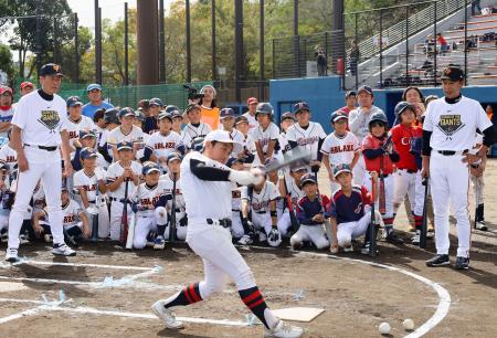 野球教室で打撃の指導をする中畑清さん(左端)と篠塚和典さん(右端)=1日午前、千葉県佐倉市