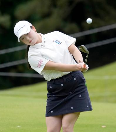 第２日、１８番でアプローチショットを放つ後藤未有。通算１１アンダーで首位＝武蔵丘コース