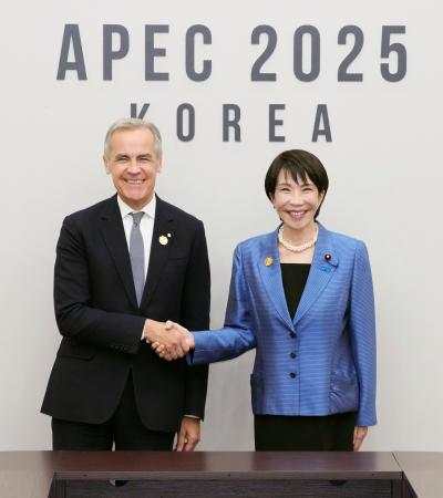 会談前にカナダのカーニー首相（左）と握手する高市首相＝１日、韓国・慶州（共同）