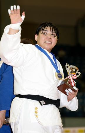 女子７８キロ超級で初優勝し、手を振る素根輝＝千葉ポートアリーナ