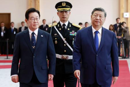 公式歓迎行事に出席した中国の習近平国家主席（右）と韓国の李在明大統領＝１日、韓国・慶州（聯合＝共同）