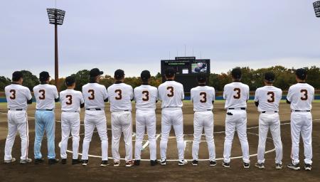 長嶋茂雄さんの代名詞である背番号3のTシャツを着用した巨人OBら=1日午前、千葉県佐倉市