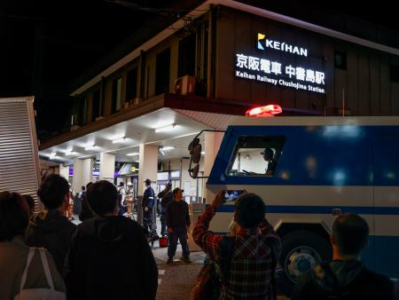 トイレに不審物が見つかり、構内への立ち入りが一時規制された京阪電鉄中書島駅=1日午後7時39分
