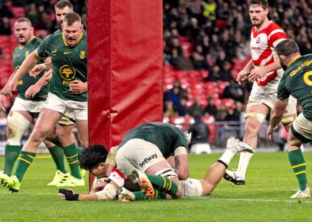 日本―南アフリカ 後半、トライを決める矢崎(下左)=ロンドン(共同)