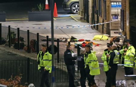 複数人が刺された事件の容疑者が逮捕された現場近くに集まる警察官＝１日、英南東部ケンブリッジシャー（Ｃｈｒｉｓ　Ｒａｄｂｕｒｎ／ＰＡ通信・共同）