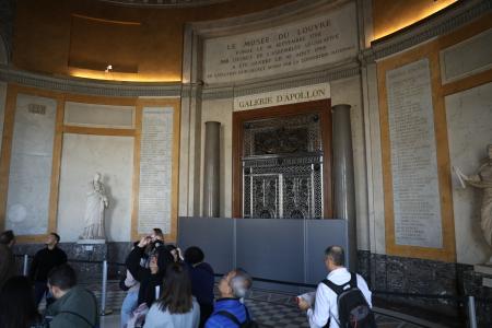 窃盗被害を受け、一部が閉鎖されたままのルーブル美術館=10月30日、パリ(ゲッティ=共同)