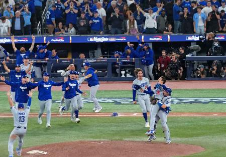 米大リーグ、ブルージェイズとのワールドシリーズ第7戦を制して2連覇を達成し、喜ぶドジャースの山本由伸(右から2人目)ら=2日、トロント(共同)