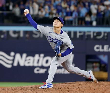ブルージェイズ戦の9回途中から登板したドジャース・山本=トロント(共同)