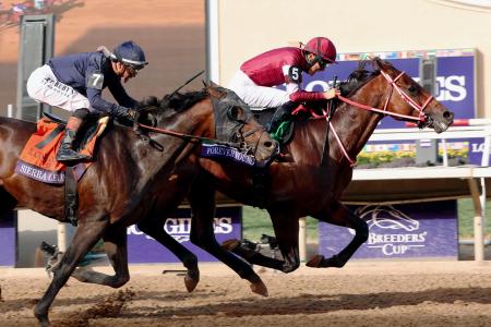 BCクラシックで優勝した坂井瑠星騎乗のフォーエバーヤング(右)=デルマー競馬場(共同)