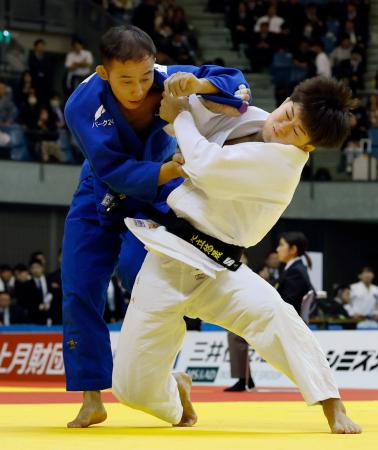 男子６０キロ級３回戦　足立悠晟（右）と対戦する高藤直寿。敗退した＝千葉ポートアリーナ