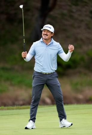 最終日、ウイニングパットを決めガッツポーズする佐藤大平。通算２０アンダーでツアー初勝利を果たした＝成田ヒルズＣＣ