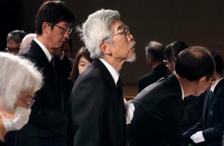 遺族代表として合同追悼式に参列した小田部哲哉さん(中央)=2日午前、鹿児島県鹿屋市