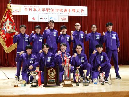 　２年ぶり１７度目の優勝を果たし、ポーズをとる駒大の選手ら＝三重県伊勢市