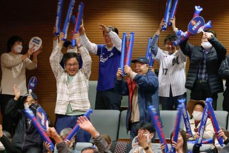 大谷翔平の出身地、岩手県奥州市で開かれた米大リーグワールドシリーズのパブリックビューイングで、ドジャースの２連覇を喜ぶ人たち＝２日午後