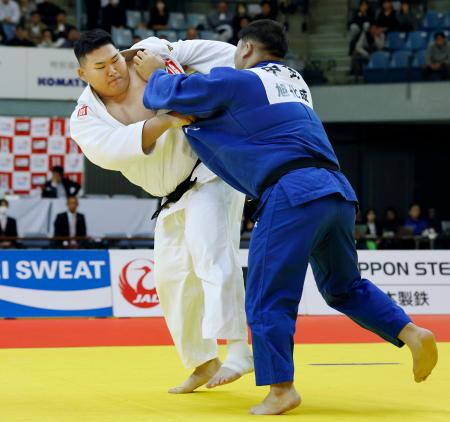 　男子１００キロ超級決勝　中野寛太（右）を破り優勝した斉藤立＝千葉ポートアリーナ