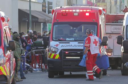 火災現場で活動に当たる救急隊員ら＝１日、メキシコ北西部エルモシジョ（ロイター＝共同）