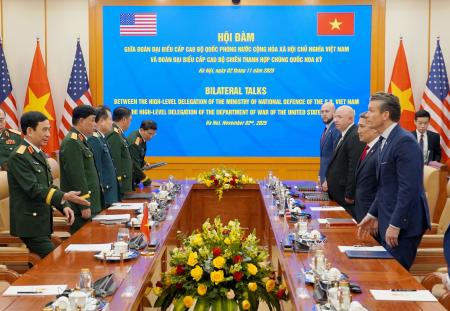 ２日、ベトナム・ハノイで会談するファン・バン・ザン国防相（左端）とヘグセス米国防長官（右端）（共同）