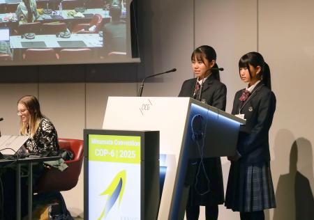 ２日、スイス・ジュネーブで、水銀問題への取り組みなどを発表する熊本県立水俣高の本山典美さん（左）と岩阪望央さん（共同）