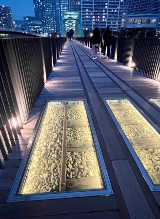 旧晴海鉄道橋。ガラス越しに見えるレールや枕木＝東京都江東区