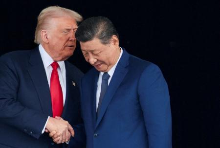 米中首脳会談後に話すトランプ大統領（左）と習近平国家主席＝１０月３０日、韓国・釜山（ロイター＝共同）