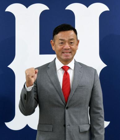 広島の投手コーチに就任し、ポーズをとる石井弘寿氏＝３日、マツダスタジアム