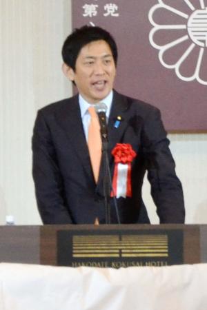 北海道函館市で講演する自民党の小林政調会長＝３日午後