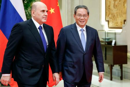 肩を並べるロシアのミシュスチン首相(左)と中国の李強首相=3日、中国浙江省杭州市(タス=共同)