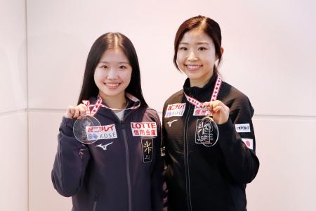 GP第3戦スケートカナダから帰国し、メダルを手に撮影に応じる千葉百音(右)と中井亜美=3日、羽田空港