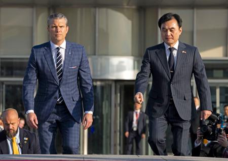 米韓定例安保協議を前に開かれた歓迎式典に出席したヘグセス米国防長官（左）と韓国の安圭伯国防相＝４日、ソウルの国防省（代表撮影・共同）