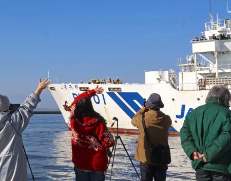 最後の航海に出る巡視船「そうや」を見送る地元の人たち＝４日午前、北海道釧路市