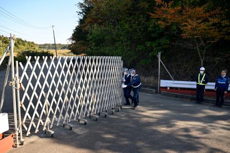 福島県双葉町の帰還困難区域に設定された「特定帰還居住区域」の一部で立ち入り規制が緩和され、開放されるバリケード＝４日午前