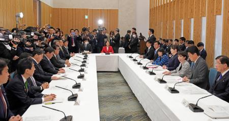首相官邸で開かれた、外国人政策に関する関係閣僚会議の初会合＝４日午前