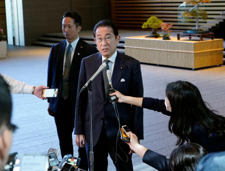 高市首相と面会後、記者団の取材に応じる岸田元首相＝４日午前、首相官邸