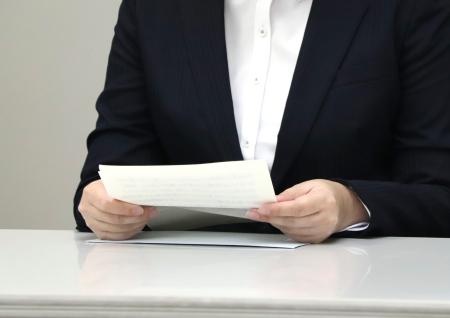 千葉県との和解が成立し、記者会見する原告の女性＝４日午前、千葉県庁