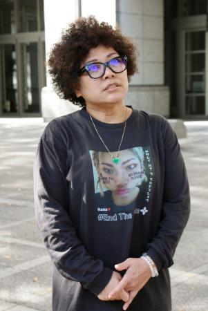 侮辱罪の適用状況を検証する検討会終了後、取材に応じるプロレスラー木村花さんの母響子さん＝４日、東京都千代田区