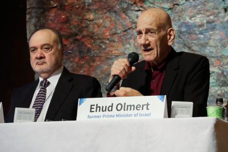 パグウォッシュ会議で登壇したイスラエルのオルメルト元首相(右)とパレスチナ自治政府のキドワ元外相=4日午後、広島市中区