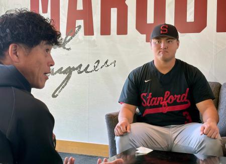 ソフトバンクの城島CBO(左)から指名あいさつを受けるスタンフォード大の佐々木麟太郎=4日、米カリフォルニア州スタンフォード(ソフトバンク球団提供・共同)