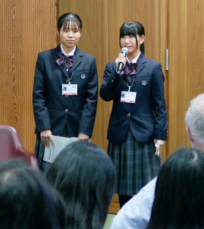 ４日、スイス・ジュネーブで水銀問題の学習内容を発表し、多くの参加者からの質問に答える熊本県立水俣高２年の岩阪望央さん（右）と１年の本山典美さん（共同）