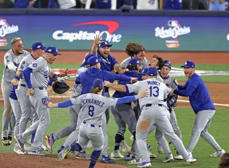 米大リーグ、ブルージェイズとのワールドシリーズ第7戦を制して2連覇を達成し、喜ぶドジャースの山本由伸(右から3人目奥)ら=2日、トロント(共同)