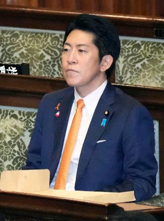 参院本会議に臨む佐藤官房副長官＝５日午前