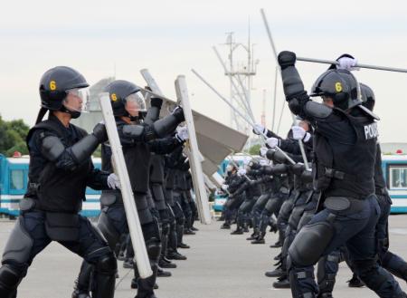 報道陣に公開された機動隊の新隊員による訓練＝５日午後、東京都江東区