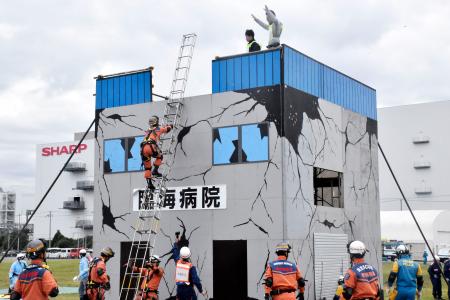 地震を想定した訓練で、救助活動する消防隊員＝５日午前、堺市