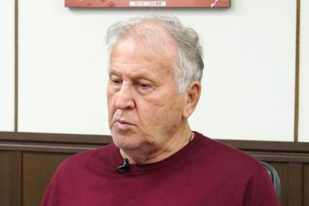 取材に応じるサッカー元日本代表監督のジーコさん＝５日、茨城県鹿嶋市