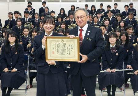 兵庫県尼崎市の市立尼崎高を訪れ、吹奏楽部に感謝状を贈った沖縄県の玉城デニー知事（手前右）＝５日午後