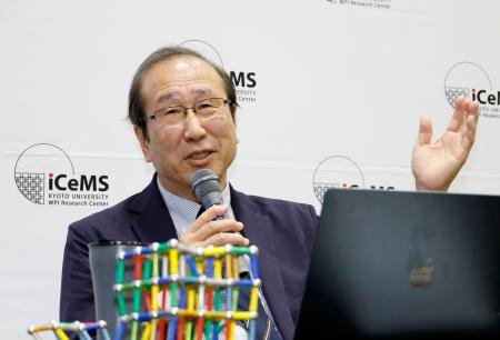 報道各社の取材に応じる京都大の北川進特別教授＝５日午後、京都市左京区