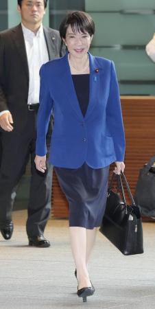 　バッグを持って首相官邸に入る高市首相＝１０月