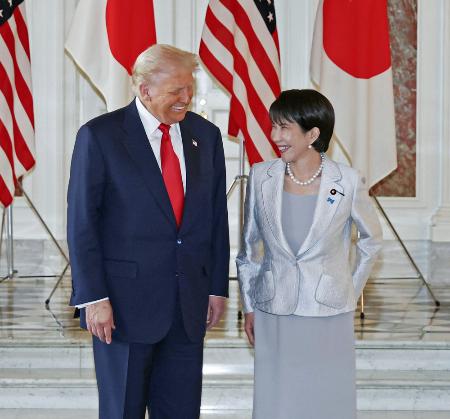 会談を前に笑顔で言葉を交わす高市早苗首相（右）とトランプ米大統領＝１０月２８日、東京・元赤坂の迎賓館