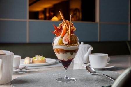 　アルマーニの「紅玉　イチジク　キャラメル　赤ワインのパフェ」（提供写真）