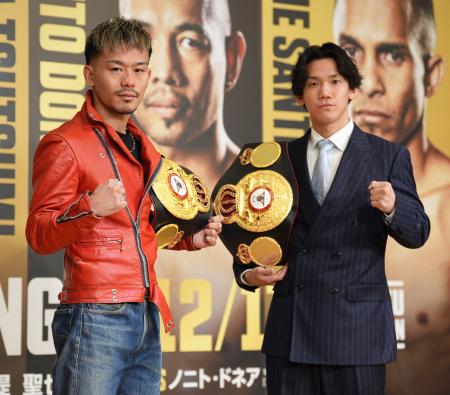 記者会見でポーズをとるＷＢＡバンタム級王者の堤聖也（左）と同ライトフライ級王者、高見亨介＝６日、東京都文京区