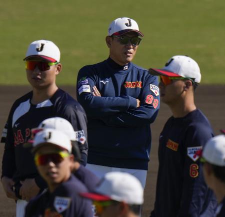 韓国との強化試合に向けた練習を見守る日本代表の井端監督（中央）＝サンマリン宮崎